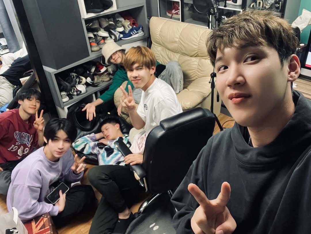 พี่แกงเลี้ยงพวกมันมาจริง ๆ อะ นอนกองอยู่กับรองเท้าเขามาตั้งแต่เร้กด้วยซ้ำ ป๊าพวกเอ้งจะแต่งแล้วนะเว้ยย 
55555555555555555555555555555555555555555555555555555555555555555555555555