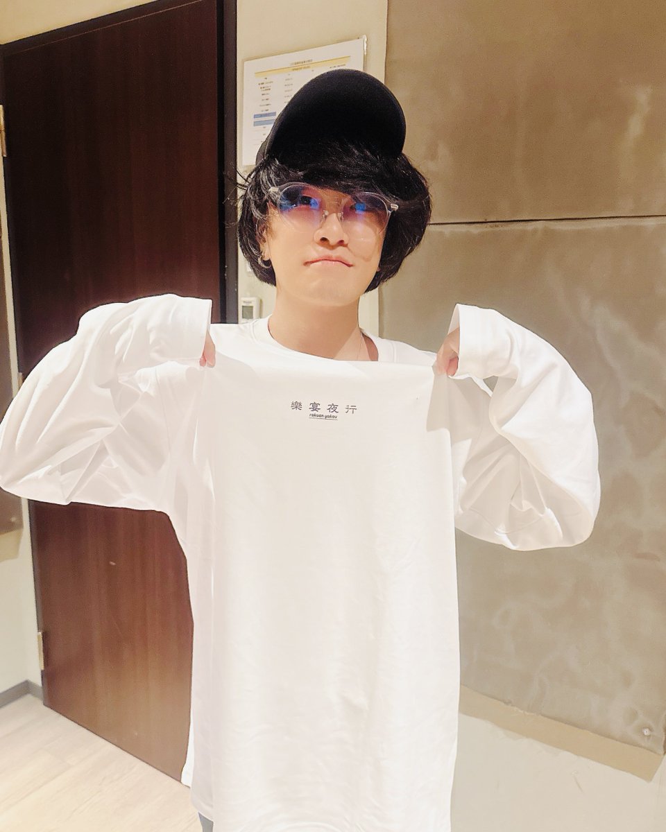 明日(もう今日だ！！)は、シンガロンパレードとツーマンライブです！！楽しい日にしようなあー！！俺たち親友！！Tシャツデザインして作りました！！超数量限定なので、手に入れてもらえると嬉しいです！！自分が着たいシャツを作ったので、すごくお気に入りです！