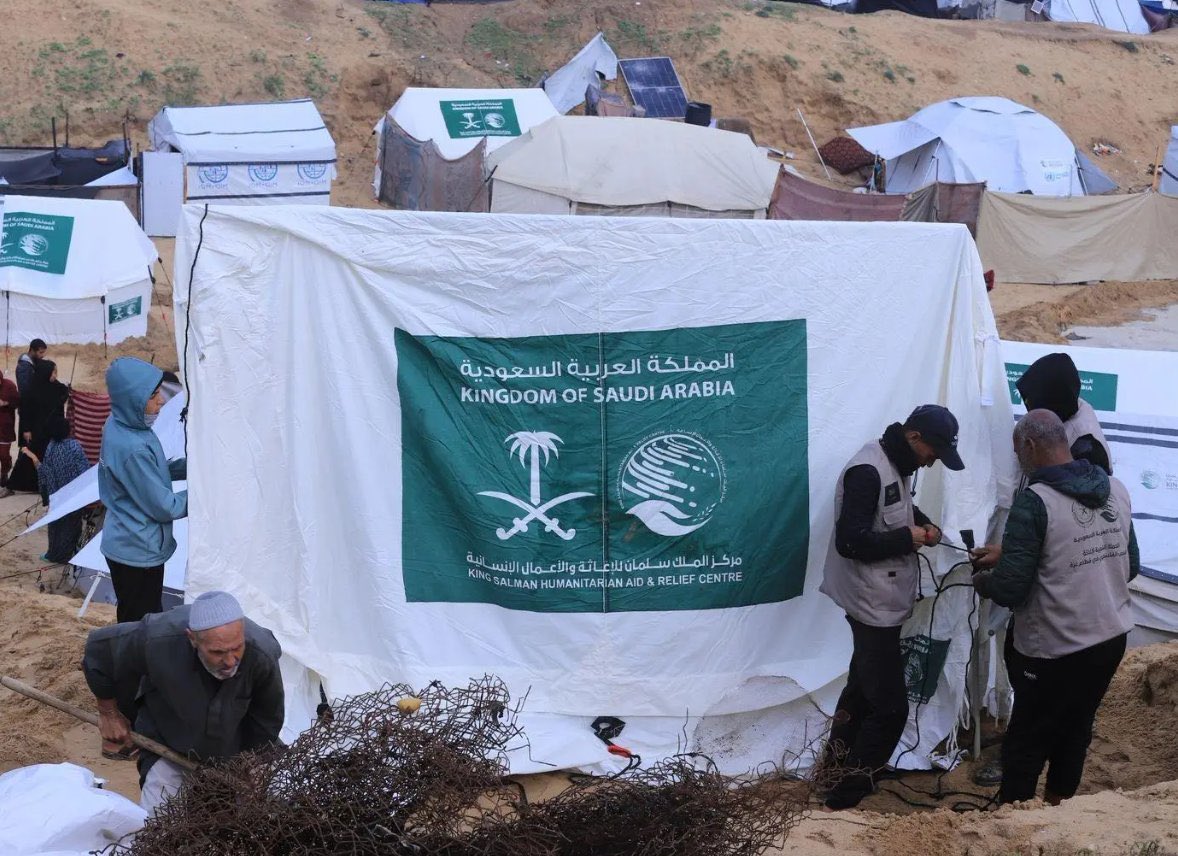 المتضررون في غزة :

الدعم السعودي خفّف من وطأة النزوح، ووفّر لنا قدرًا من الحماية في مواجهة المنخفضات الجوية وظروفها المناخية الصعبة.