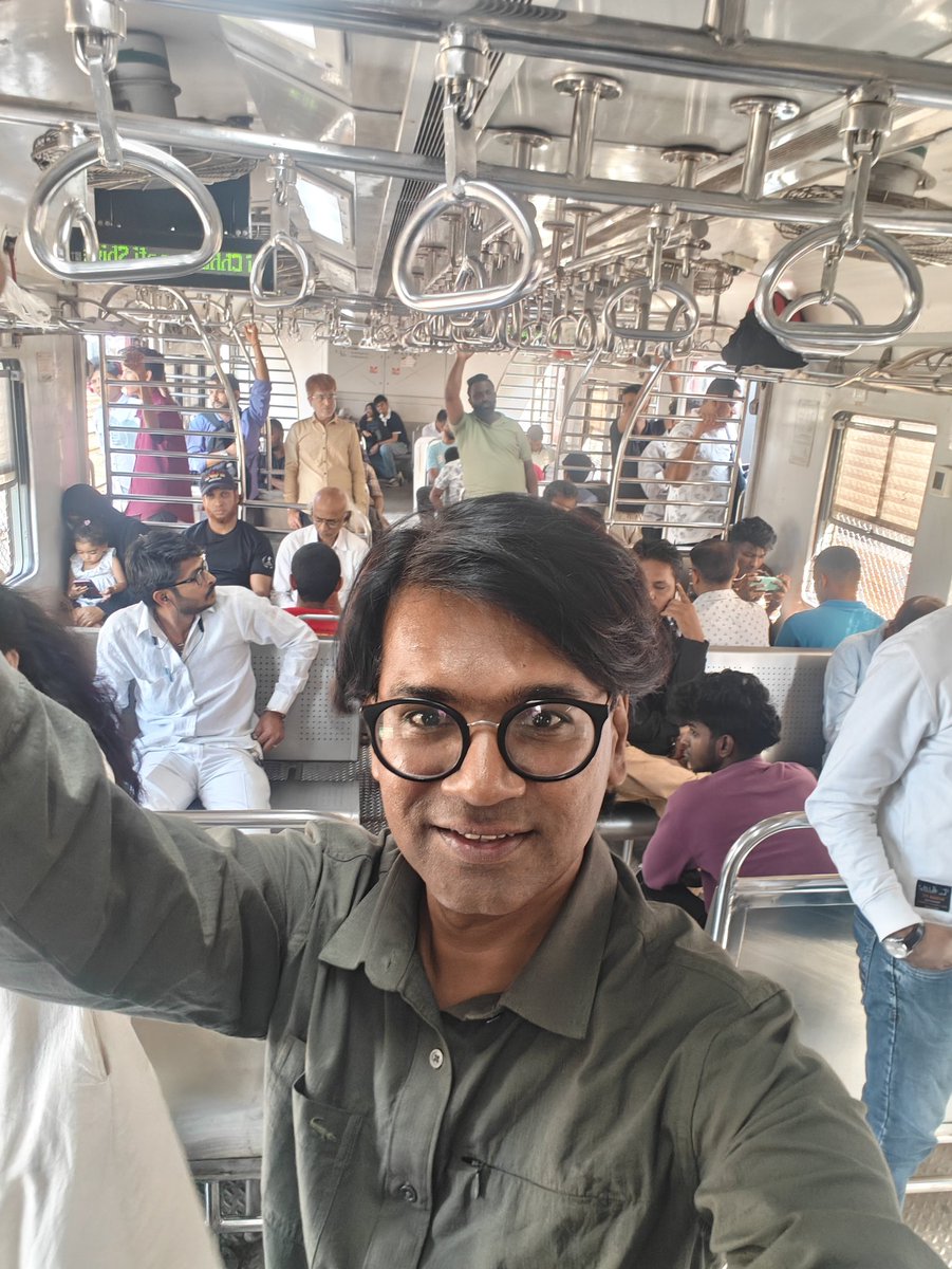 zoo_bear's tweet photo. Finally in Mumbai local. 🙂 https://t.co/Urgx3u0P6Z