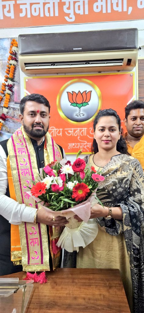 BaggaNeha's tweet photo. भारतीय जनता युवा मोर्चा के नवनियुक्त प्रदेश अध्यक्ष श्री श्याम टेलर जी से आज प्रदेश कार्यालय में भेंट कर शुभकामनाएं दीं।
उनके सफल एवं उज्ज्वल कार्यकाल की हार्दिक बधाई।
उनके नेतृत्व में युवा मोर्चा नई ऊर्जा और नए संकल्प के साथ आगे बढ़े��ा।
@shyamtailorsjr

#NehaBagga #MadhyaPradesh https://t.co/PimtL9NNxX
