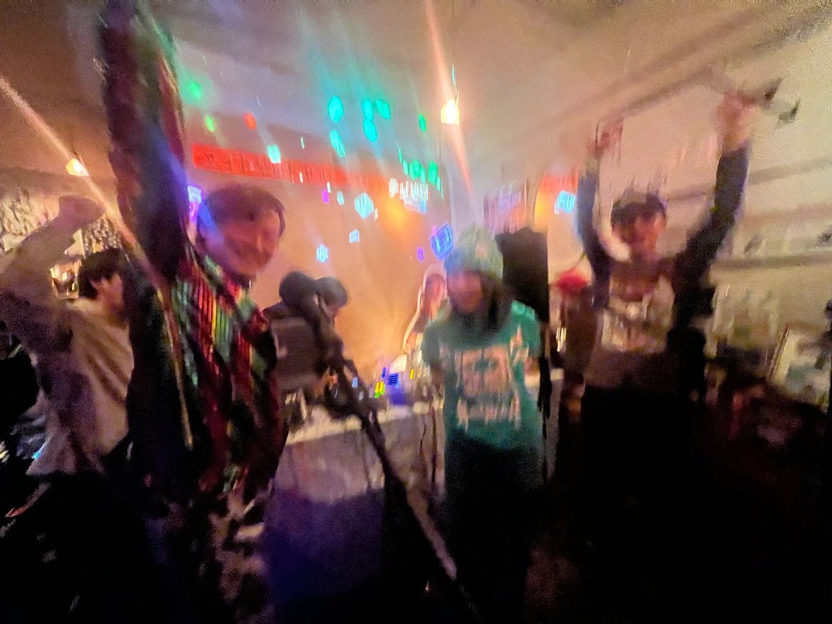 RyomoRishitan's tweet photo. エイトビットカフェニジュッテンゼロ!!!
13年振りのEeLライブありがとうございました！！！来年EeL新曲出るぞー https://t.co/qdSwkTDUVB