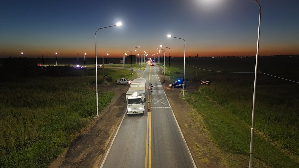maxipullaro's tweet photo. Sumamos nueva iluminación en el acceso a #Labordeboy, en la intersección de las rutas 90 y 93.
Una obra importante para tener más seguridad vial, mejor conectividad y más tranquilidad para quienes transitan y viven en la zona.

Así estamos trabajando en toda la provincia, con obras que mejoran la calidad de vida y hacen más segura a Santa Fe.