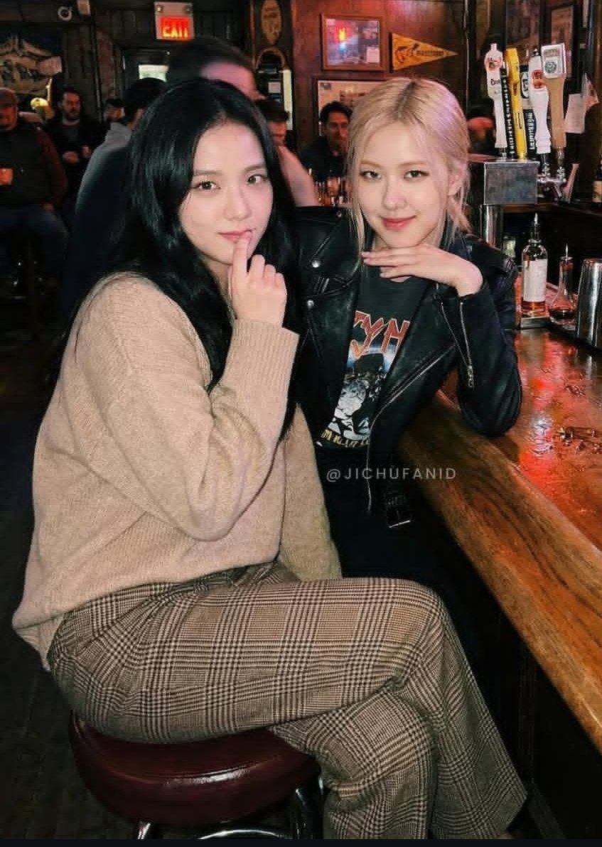 sooyaland103's tweet photo. Chaesoo went out for Drinks🍻 https://t.co/YPJhf60xs9