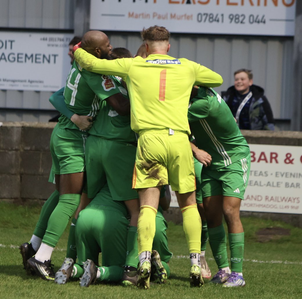 ⚫️ Full Time ⚪️

An incredible second half performance secures us a place in the last 8 of the #jdwelshcup goals coming Jack Parry &amp; Ben Lightfoot!

<a href="/CPDPorthmadogFC/">CPD Porthmadog FC🏴󠁧󠁢󠁷󠁬󠁳󠁿</a> - 1
CPD Y Rhyl 1879 - 2

Sponsored by: WR Davies Nissan Rhyl