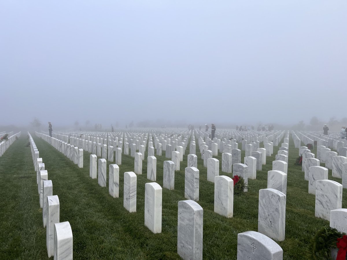 Michaelezz's tweet photo. Wreaths Across America https://t.co/oJ3HRPOp3l