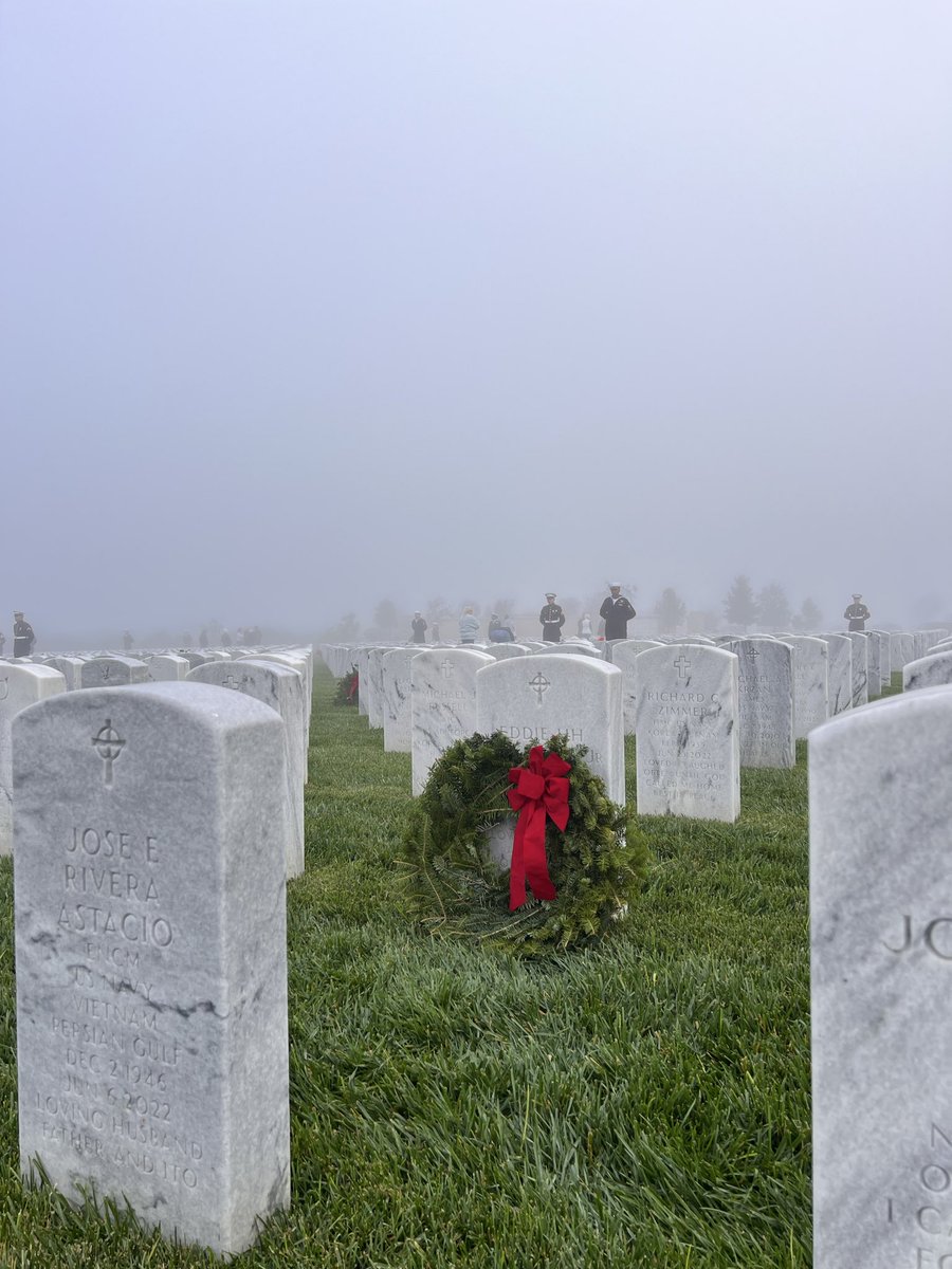 Michaelezz's tweet photo. Wreaths Across America https://t.co/oJ3HRPOp3l