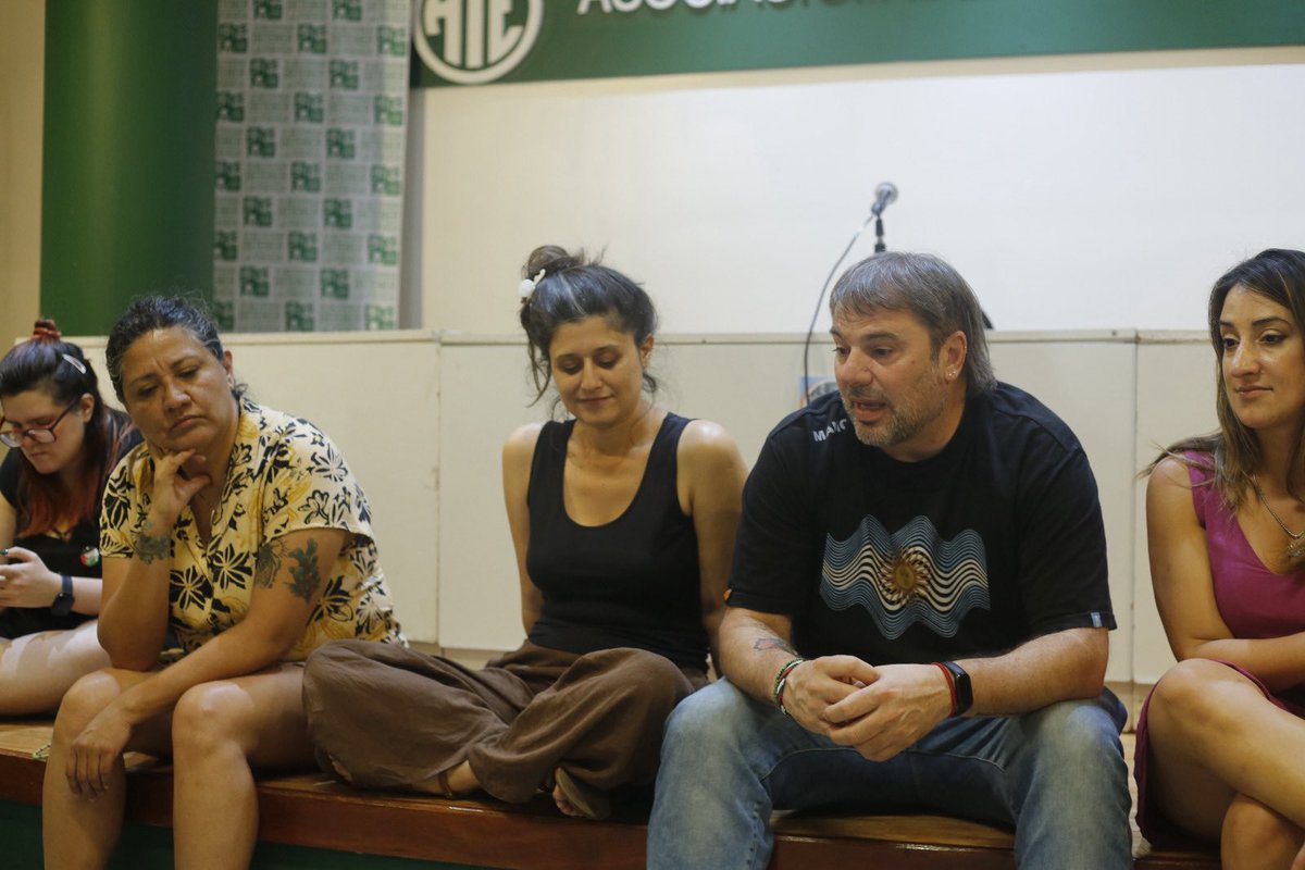 ATECapitalOk's tweet photo. Realizamos la reunión de cierre del año de la Radio Germán Abdala.

Son 10 años creciendo, sumando sectores de trabajo y fortaleciendo la palabra colectiva.
Una radio que nació colectiva y hoy es mucho más grande: https://t.co/Wcx3hSW9a6