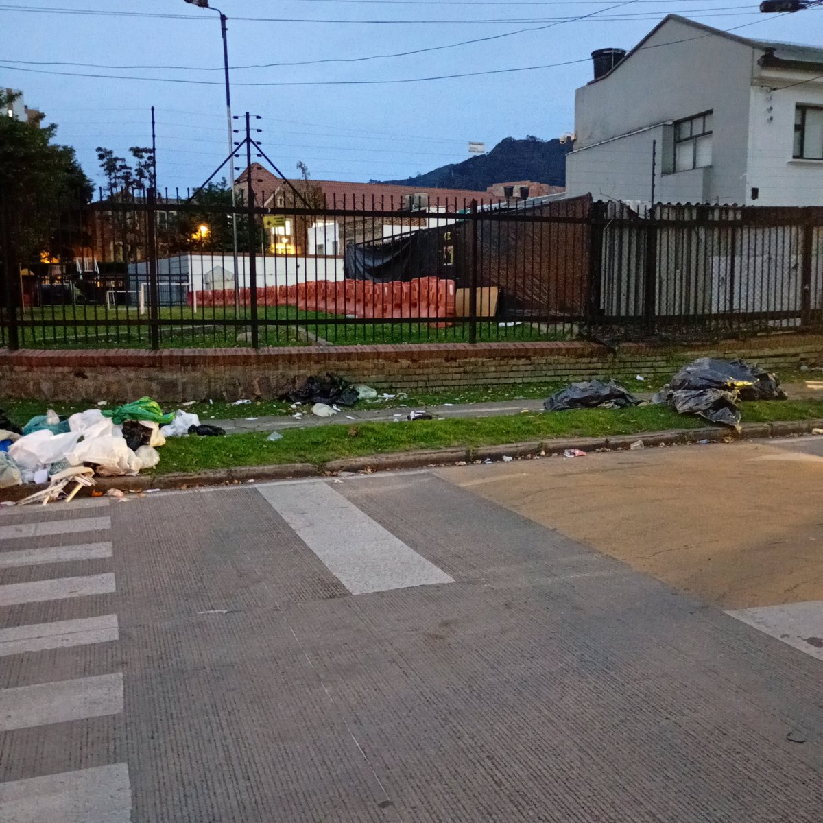 Teusaquillo, Universidad Católica 

#BogotáLlenaDeBasura