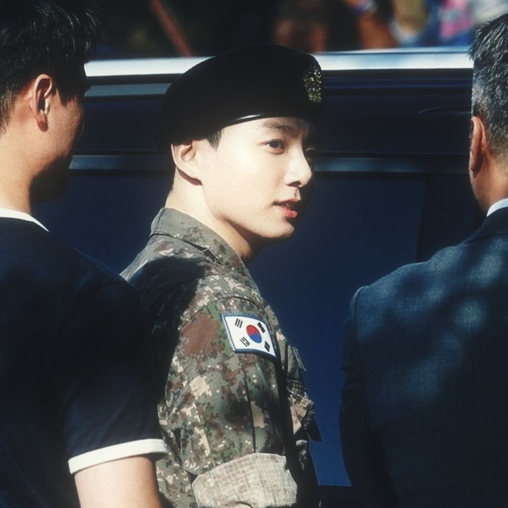 r_chimie's tweet image. jikook au!abo. Young Forever ☀️

onde jeongguk, um alfa lúpus, abandonou seu omega anos atrás ao ser forçado a ir para o exército.

ou onde jimin, um omega lúpus e CEO de uma empresa, precisa de um guarda costas. para sua surpresa, este acaba sendo seu ex companheiro.