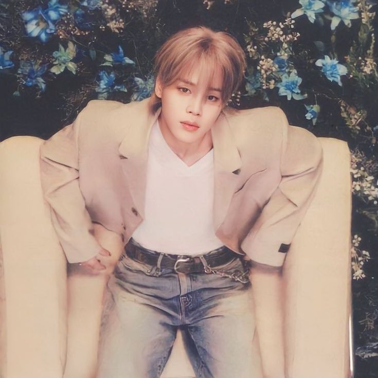 r_chimie's tweet image. jikook au!abo. Young Forever ☀️

onde jeongguk, um alfa lúpus, abandonou seu omega anos atrás ao ser forçado a ir para o exército.

ou onde jimin, um omega lúpus e CEO de uma empresa, precisa de um guarda costas. para sua surpresa, este acaba sendo seu ex companheiro.