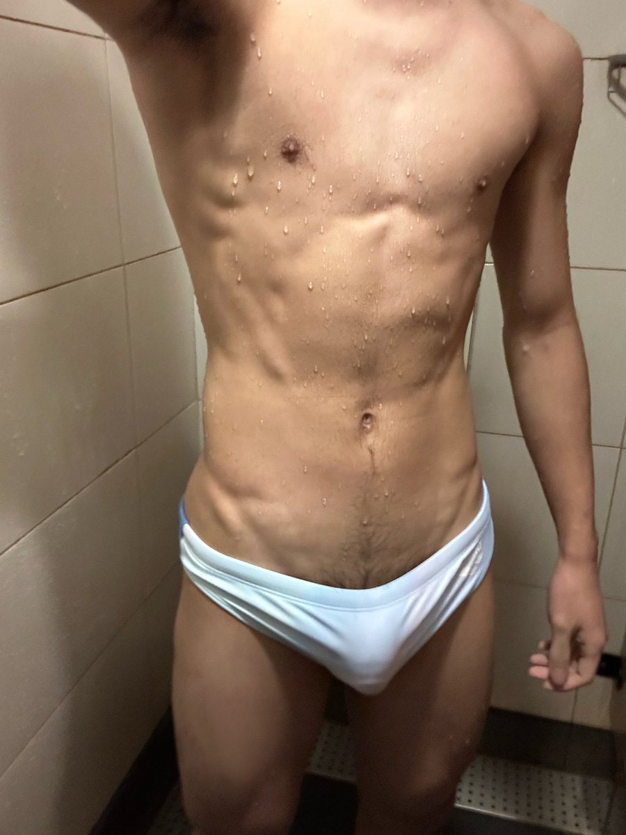 buni9028's tweet photo. 學校泳池嘅更衣室好似冇咁凍🥵 大家鍾意睇淫狗着三角泳褲定係咩都唔着多啲？😳 https://t.co/mV4YsCKxt7