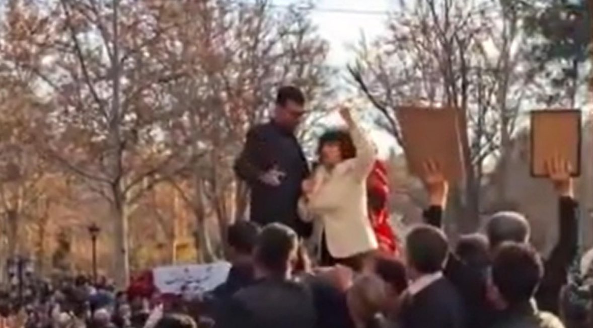 Il mio sostegno e la mia vicinanza a #NargesMohammadi, premio Nobel e leader dell’opposizione iraniana, picchiata, trascinata via e arrestata durante una manifestazione di protesta contro il regime.

Nessuno fermerà il coraggio e l’eroismo di questa donna: sarà lei a vincere, e