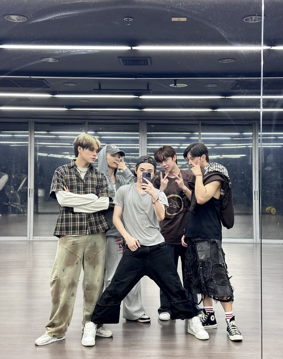 HOWLS_OFFICIAL's tweet photo. 🥵 #HOWLS_TH #MC999 https://t.co/2h5mqLAd9t