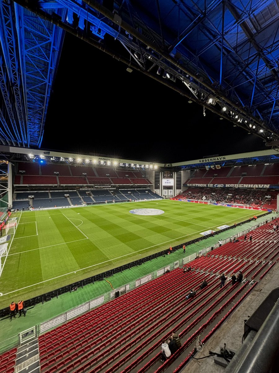 FalksDiscipel's tweet image. Jeg er her selvfølgelig igen i dag. For at sige tak til Lukas og slutte 2025 af.

Første gang væk fra sektionen i 2 år.

#fcklive #oddsetpokalen #fckefb