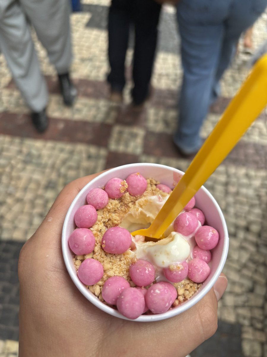 tuxedin's tweet photo. @McDonalds_BR pedí un scoopsnsunday no MC da praça 7 e olha o que fizeram, tudo errado. Ainda tem tão poucos funcionários que não tem nem tempo d escutar uma reclamação, monte de gente trabalhando em situações precárias dá nisso. Tudo é transferido para a qualidade do seu produto https://t.co/xpEi4XvmIS