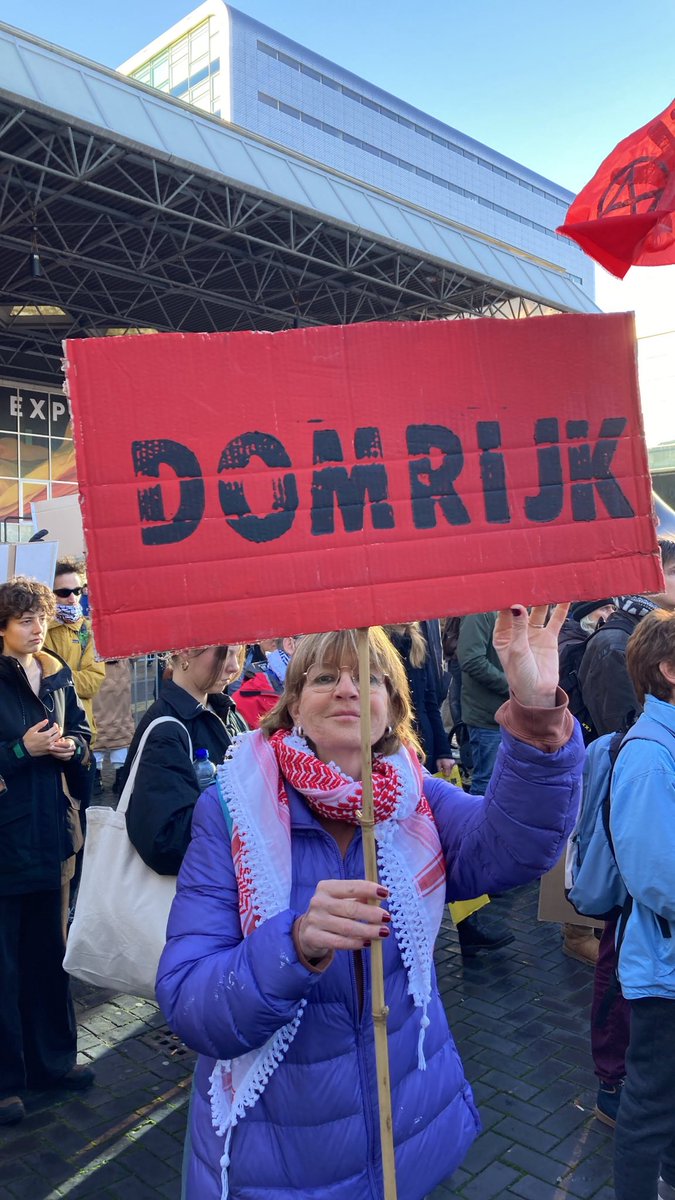 Vandaag verstoren 200+ activisten van XR &amp; SR de Masters Expo (voorheen Miljonairsbeurs) in de RAI. Onze boodschap: de superrijken kosten te veel. Tijd voor herverdeling van rijkdom en een eerlijke belasting van hun vermogen. [1/3]