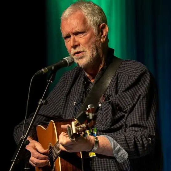 TaoufiqTahani's tweet image. Le chanteur irlandais Charlie McGettigan, vainqueur de l’Eurovision en 1994, a annoncé qu’il rendrait son trophée pour protester contre la participation d’Israël au concours. Il rejoint ainsi le chanteur suisse Nemo, vainqueur en 2024, dans ce magnifique geste de Solidarité.