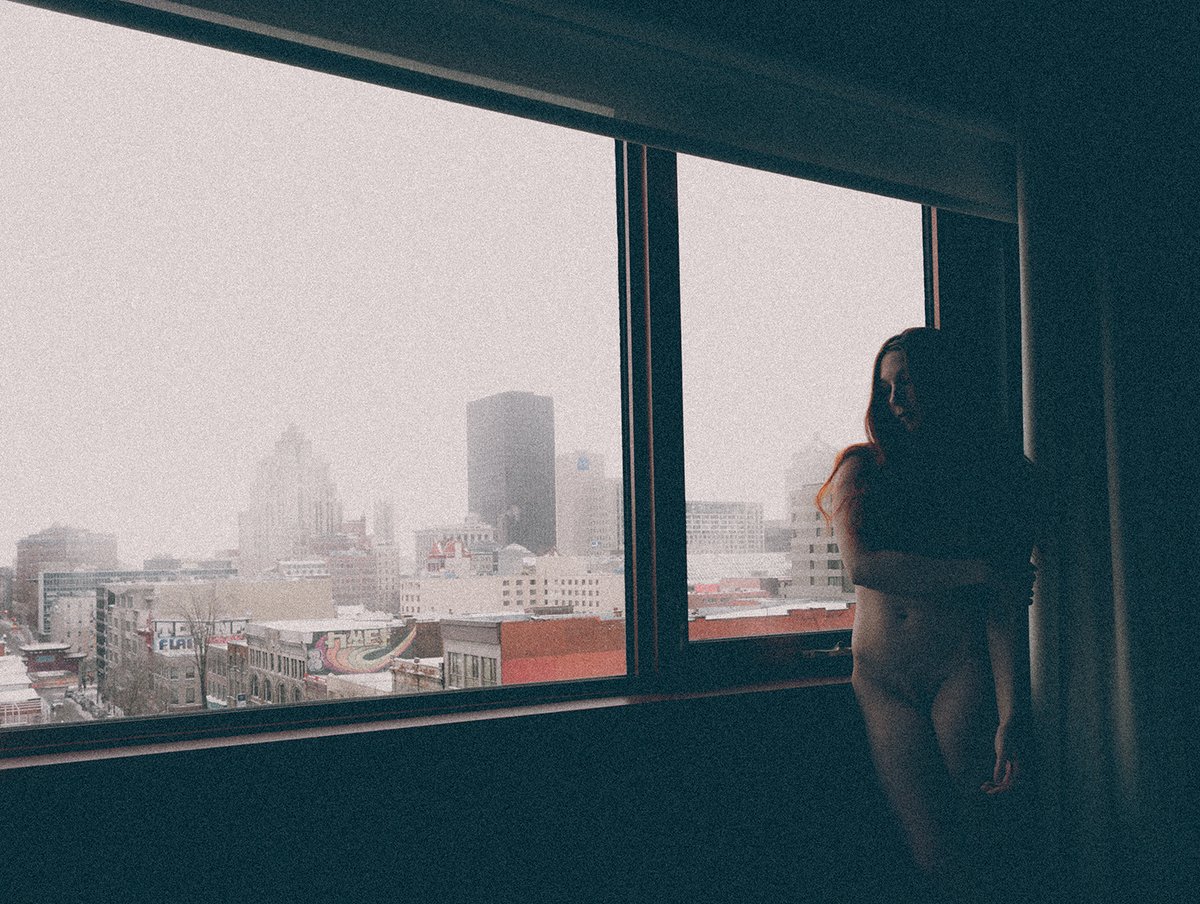 Cold City
#fineartnude #cityscape #nudemodel