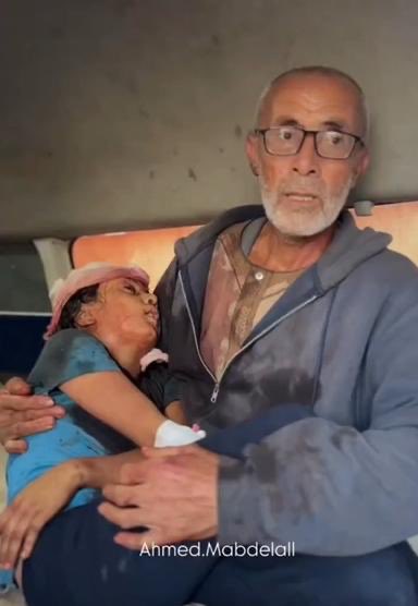rulajebreal's tweet photo. Un’indagine investigativa di @MadaMasr rivela come una rete di mercenari senza scrupoli abbia guadagnato 1 miliardo di dollari "coordinando" l'ingresso di merci a Gaza, sotto il completo controllo israeliano che trae profitto dalla carestia/fame e dello sterminio dei palestinesi. https://t.co/fnpEbT4lhE