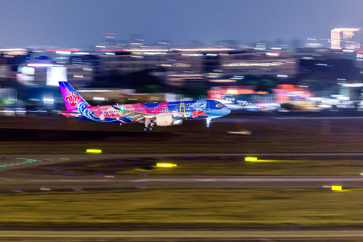 “大美湾区”号 —— 南航国产 C919 十五运会主题彩绘飞机

​📸 EOS R1 + RF 100-300mm F2.8L IS USM