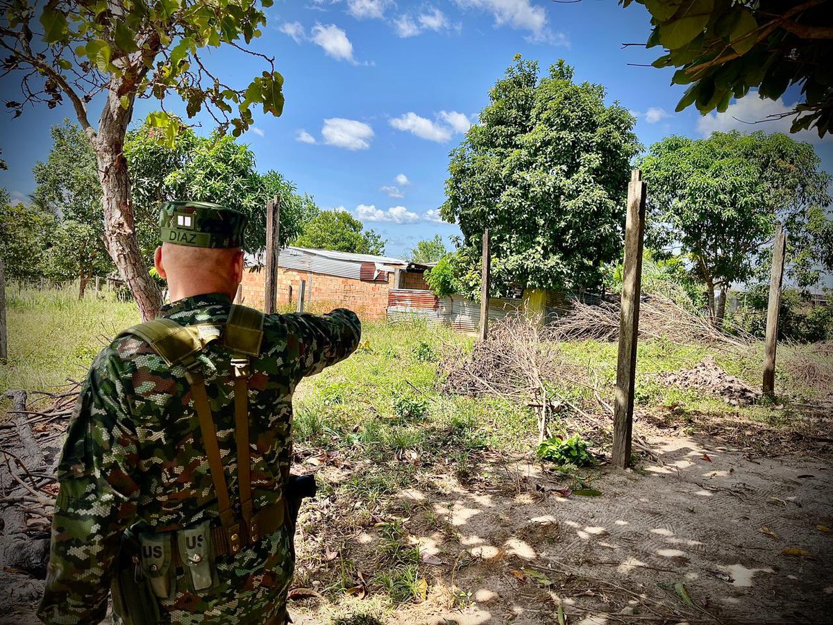 ftc_omega's tweet photo. #LoÚltimo | El Brigadier General Óscar del Cristo Díaz Montiel, comandante de la Fuerza de Despliegue Rápido N.° 1, a través de la acción unificada, escucha las necesidades de los macarenenses, para trabajar de la mano con la población y voluntarios.
#NuestroCompromisoEs🇨🇴 https://t.co/SAnVHrLvzH