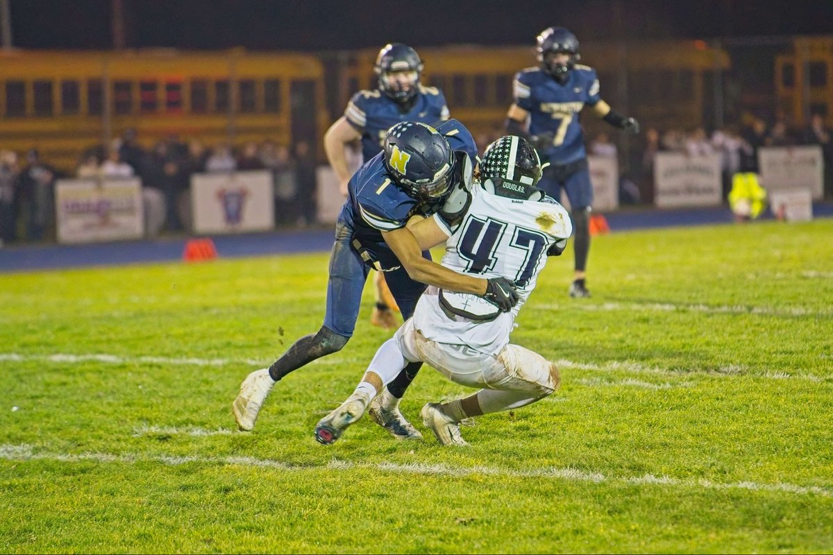 Mason Hill
6’2
180lbs
Rb/SS/Wr
80 tackles
3 Forced fumbles 
5 sacks
Looking for a home 
🐶 
Class of 2026