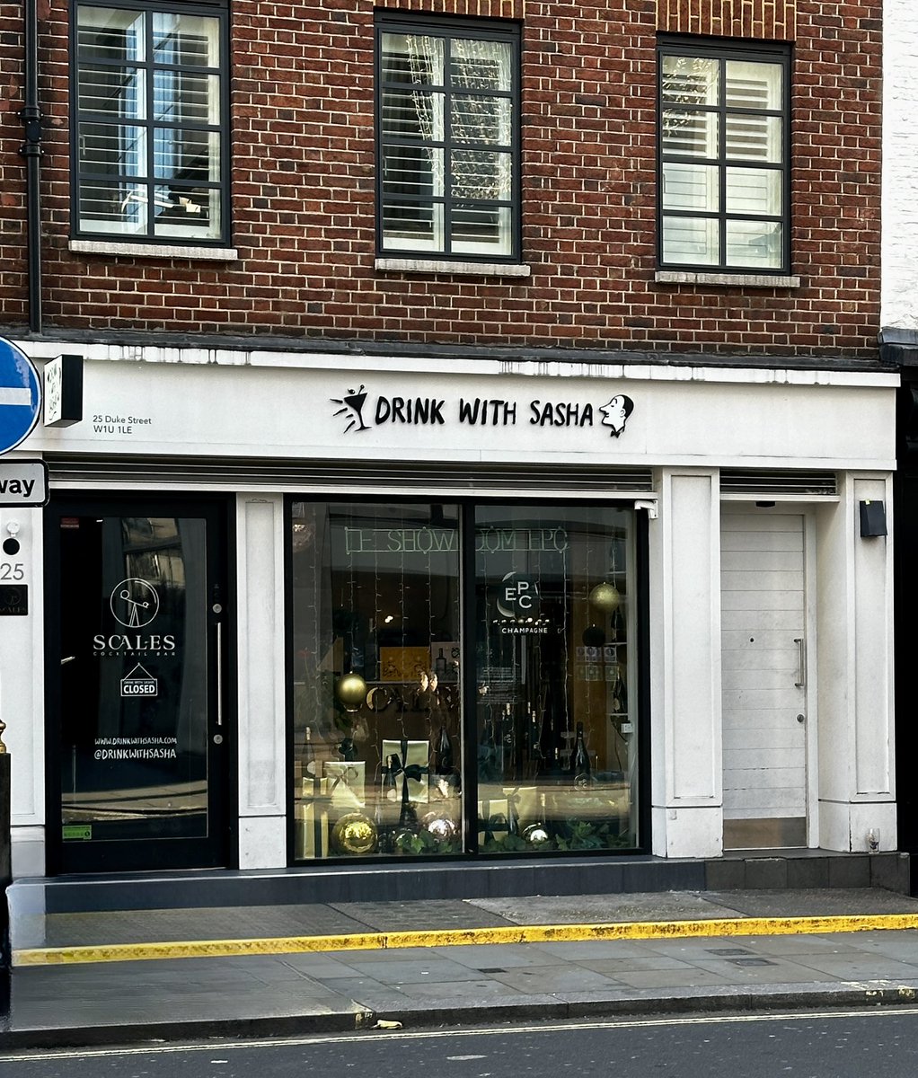 RobiMangia's tweet image. Storefronts of #Marylebone 🎩 @SashaEats 🍷 👀
