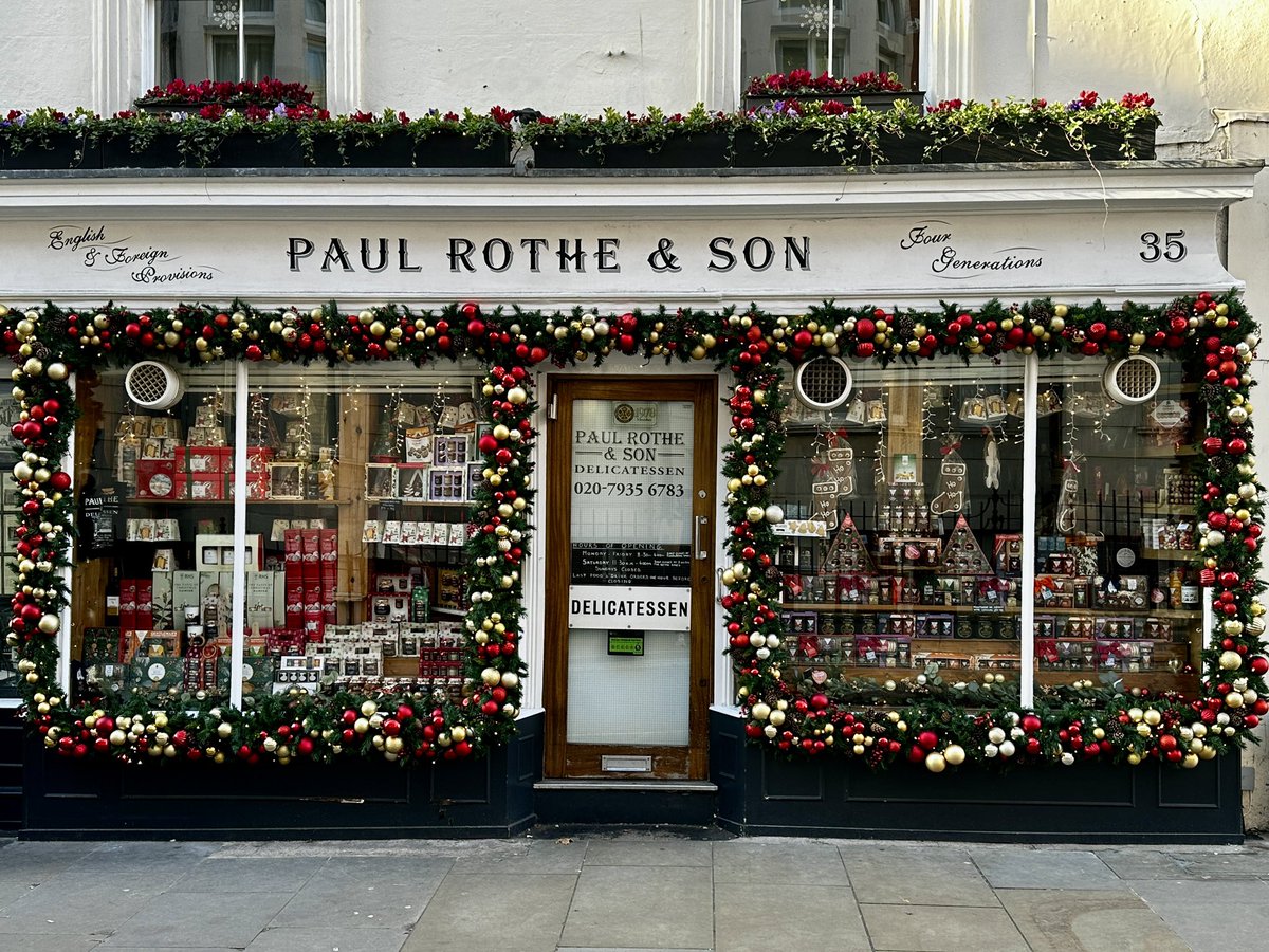 RobiMangia's tweet image. Storefronts of #Marylebone 🎩 @SashaEats 🍷 👀