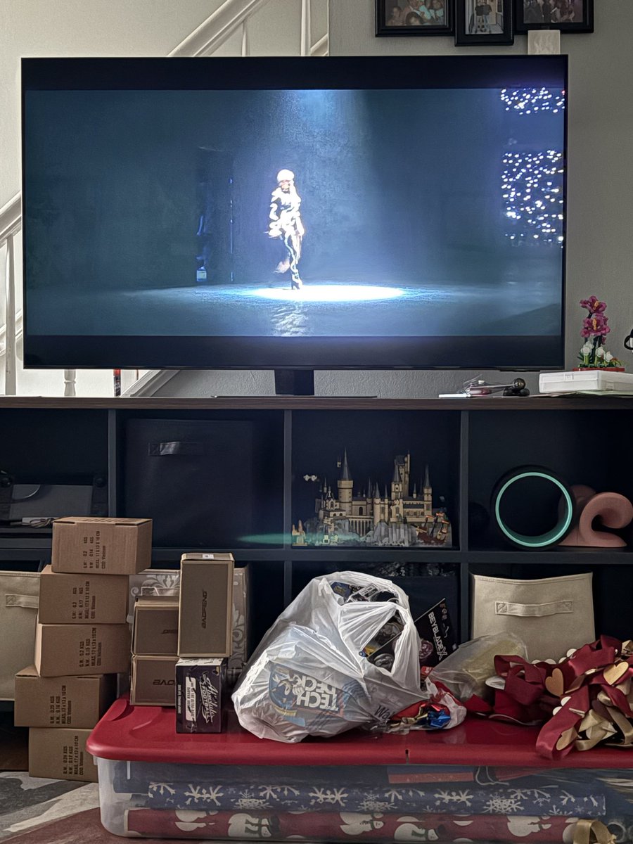 jackiemp26's tweet photo. @taylorswift13 from seeing you live in Toronto to wrapping presents with you on TV 🫶🏽 it’s been a crazy year, but your music has helped get me through most of it. TYFE. Happy birthday, mamas! I hope you get what want. You deserve what you want. You should have what you want 🎂 https://t.co/3Teyf74yf8