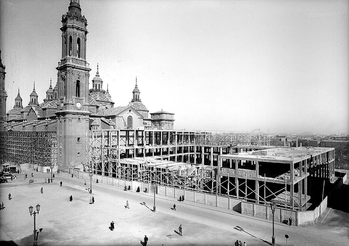 Fotografía de 1949, construcción del Ayuntamiento de Zaragoza. 

Fuente: Libro Memoria Visual de Zaragoza.