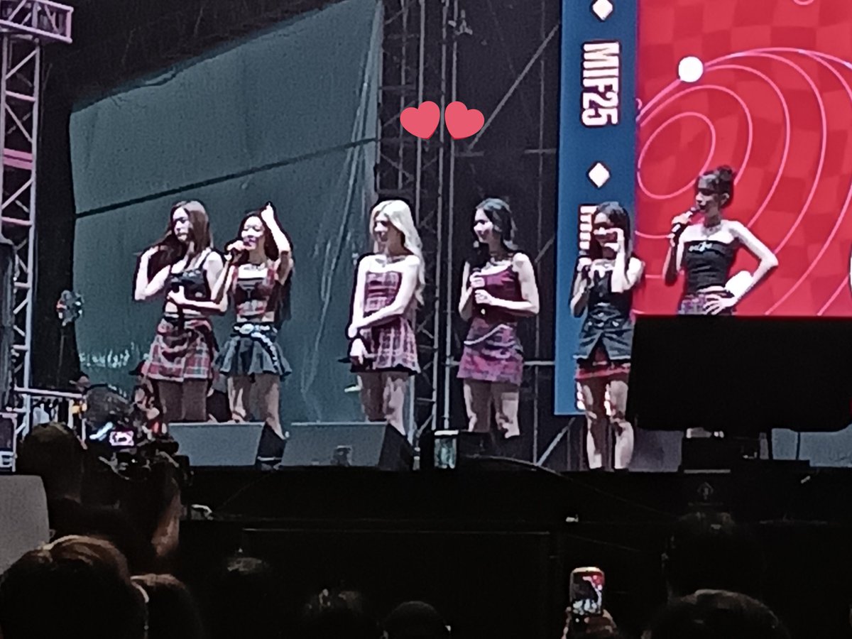 kimdansz's tweet photo. Sumpil burem banget, tapi tetap cantik 🥰
@STAYC_official #motionimefest https://t.co/KX1lqYiILX
