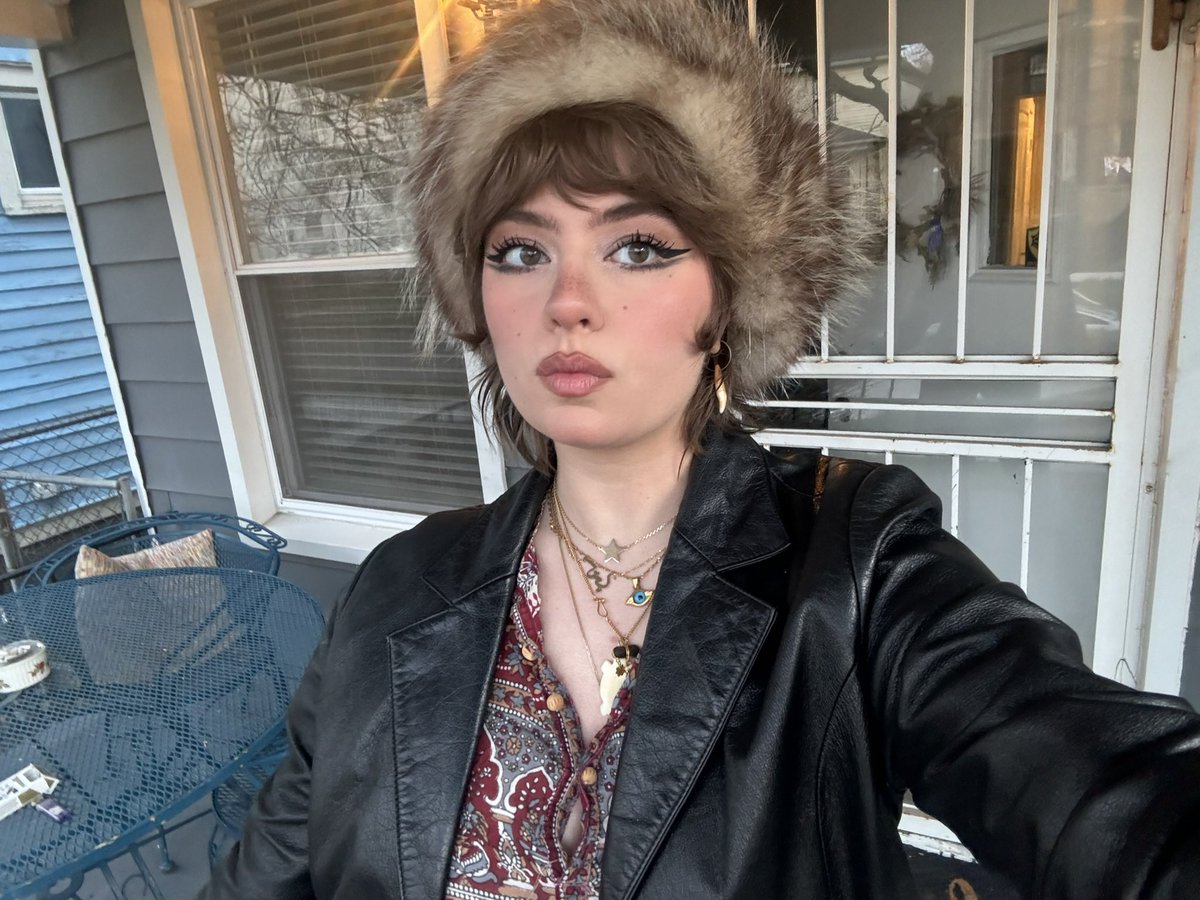 shagadeIic's tweet image. I look like im abt to order a chablis and soda sis... #QUAINT