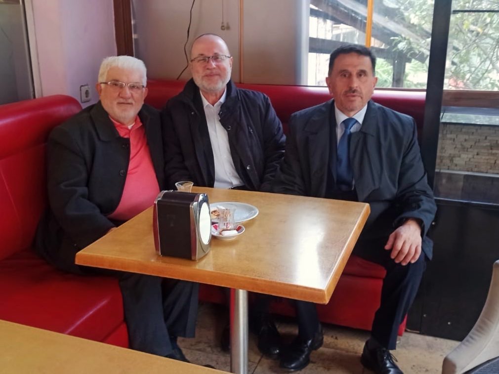 İlçe Başkanımız Hakan Gökcan, geçmiş dönem icra kurulu üyelerimizden Abdullah Derinoğlu’na ziyarette bulundular. 

Nazik misafirperverliği için teşekkür ederiz.