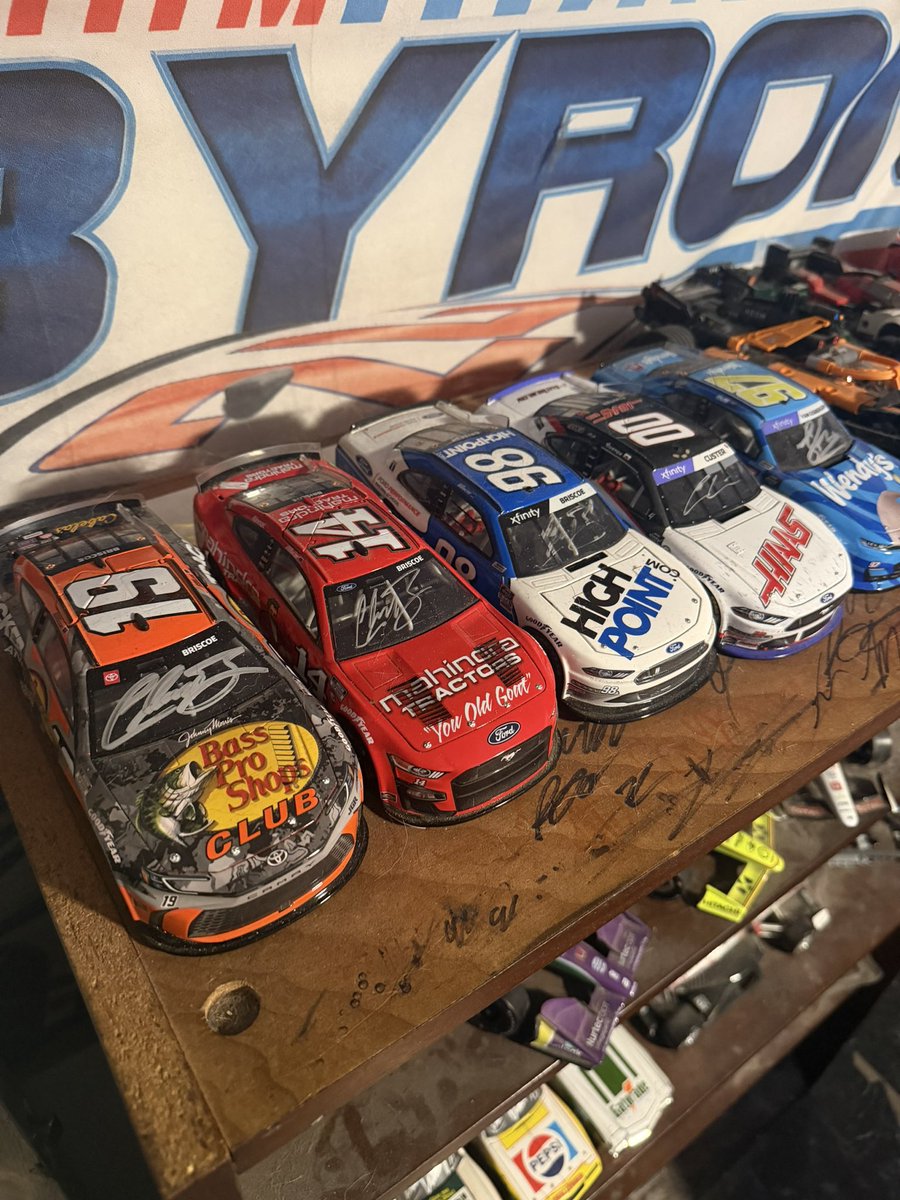 ZoraHusky's tweet photo. I need to get an actual display case lol https://t.co/G9K23JJ7nB