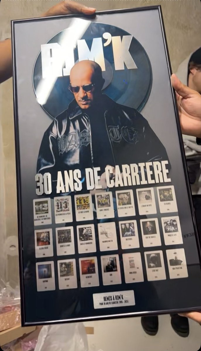 📸RIM’K s’est offert une belle plaque avec ses certifications pour ses 30 ans de carrière !

C’était hier lors de son concert à l’Adidas Arena devant 9.000 spectateurs 🏟️

Avec plusieurs invités comme : PLK, Ninho, Mokobe…