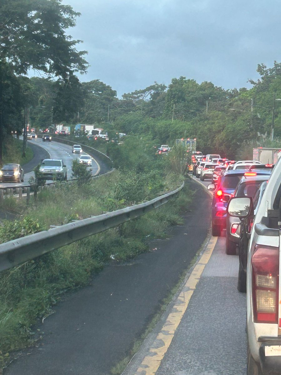 Reportan tráfico detenido desde la Universidad Tecnológica hasta después de Merca, hacia el interior. Nada se mueve desde hace una hora.