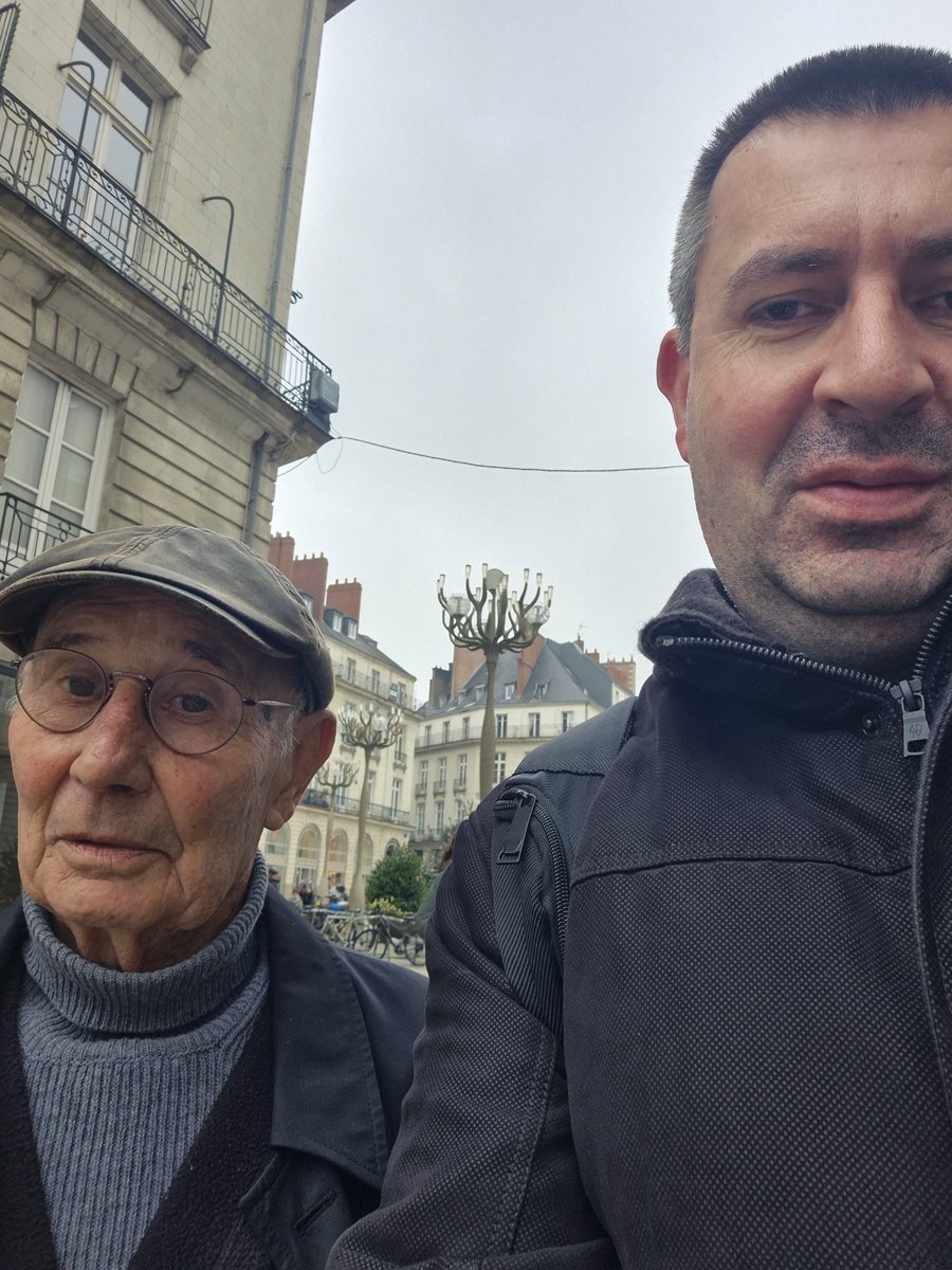 #FCNantes  La belle rencontre du jour....place graslin....l entraîneur de légende du Fc Nantes....Monsieur jean Claude Suaudeau....🟨🟩

Il ne me l a pas dit....mais il doit être triste de voir ce qu est devenu le fc Nantes