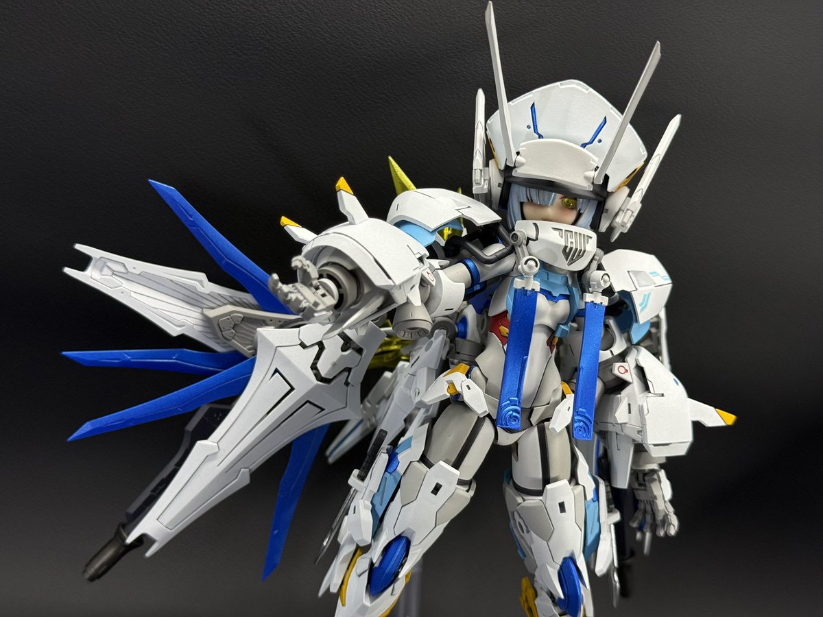 chaos5511's tweet image. ーこの宇宙(ソラ)の 色さえ変えてみせるー

カスタムメガミデバイス 【G-rint(ジー・リント)】

レガリアが生み出すエネルギーを頭部ユニット「CORONETS 04」を用い制御、バインダーの形態変化により状況に合わせ機動・攻撃・防御それぞれに特化した性能を発揮するオールラウンダー。

#メガミデバイス