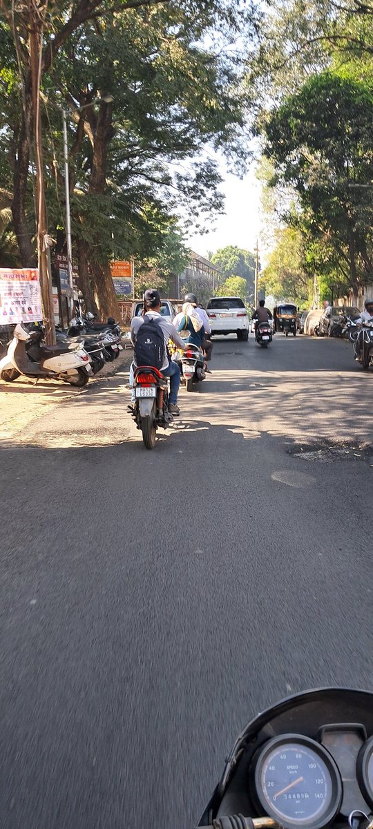 MRADeepak's tweet photo. @PuneCityTraffic 

he is on call while driving

Mh12ku5330 at 11.30 ... LBS road https://t.co/Wzg0xiEKuD
