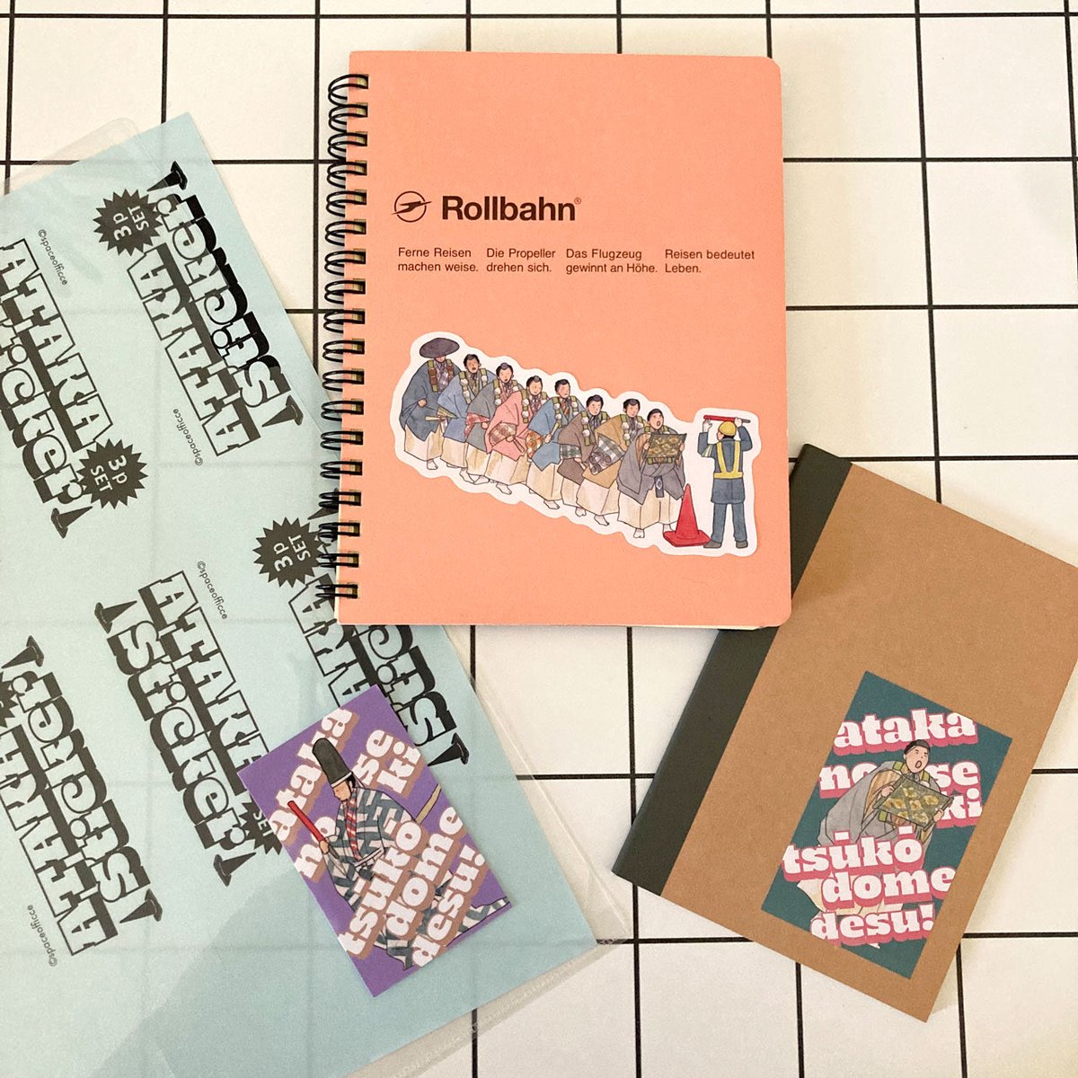 ofispace's tweet image. ちなみに「安宅の関通行止めです！」はスペースオフィス最初のカレンダーイラストです👷‍♂️

頼朝に追われる義経一行は、山伏に変装して安宅の関を通過しようとします。が関守の富樫に怪しまれ、弁慶は白紙の勧進帳をその場で読み上げ…

緊張の走る演目ですが、ここでは工事のおじさんにより通行止めに🚧