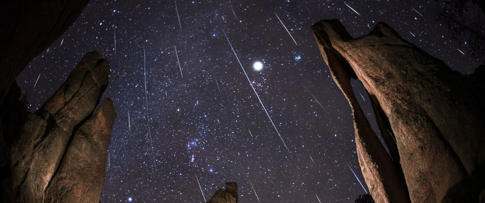 سماء المنطقة تشهد زخة قوية من الشهب الليلة #عمون 