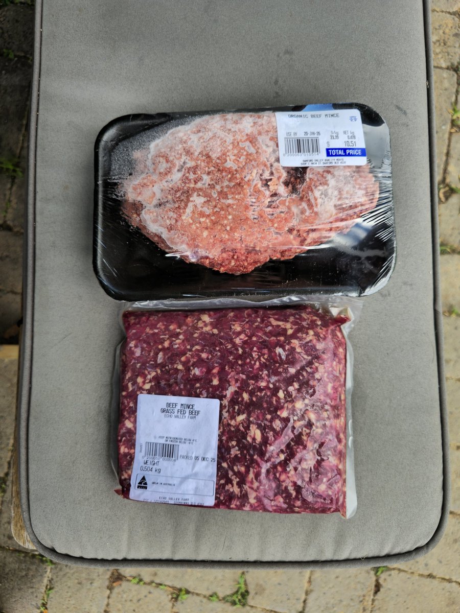 keaganapproved's tweet image. Top - Organic beef mince from a local butcher.

Bottom - Grass fed &amp;amp; finished beef from a local farm. Not organic certified but chemical free and regenerative.

Reminder: Organic is a certification which doesn't guarantee quality, ethics or nutritional content.

#KnowTheSource