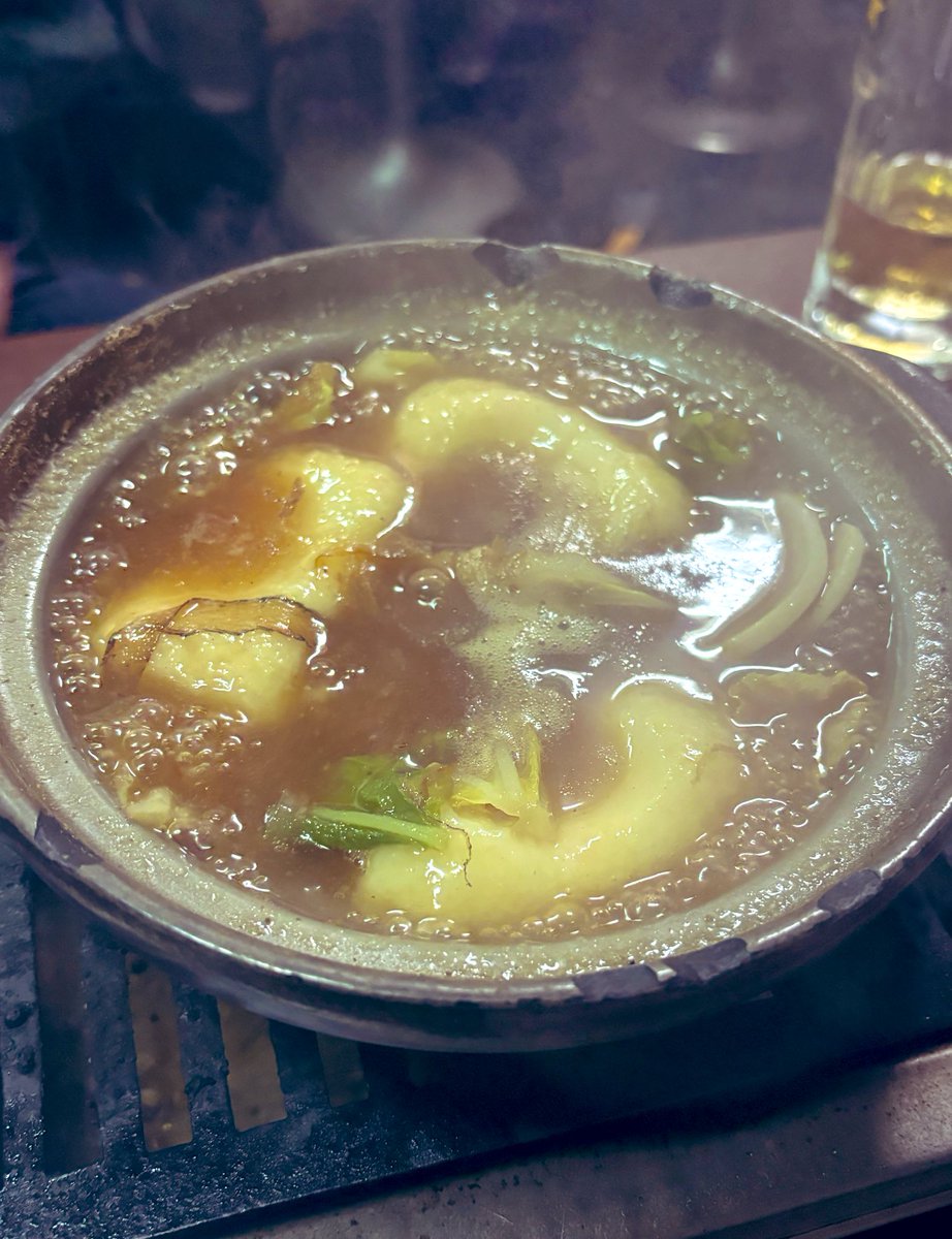 京都府民に勘違いされていますが名古屋雑煮は赤味噌ではありません。尾張野菜「餅菜」角餅 すまし汁という他県と比べても極めてシンプル(悪く言えば貧乏臭い)が名古屋雑煮。
しかし名古屋で一番美味しい雑煮は
西区『馬力屋』焼肉の〆の雑煮
致死量カツオ節のとんでもない濃厚さに横転