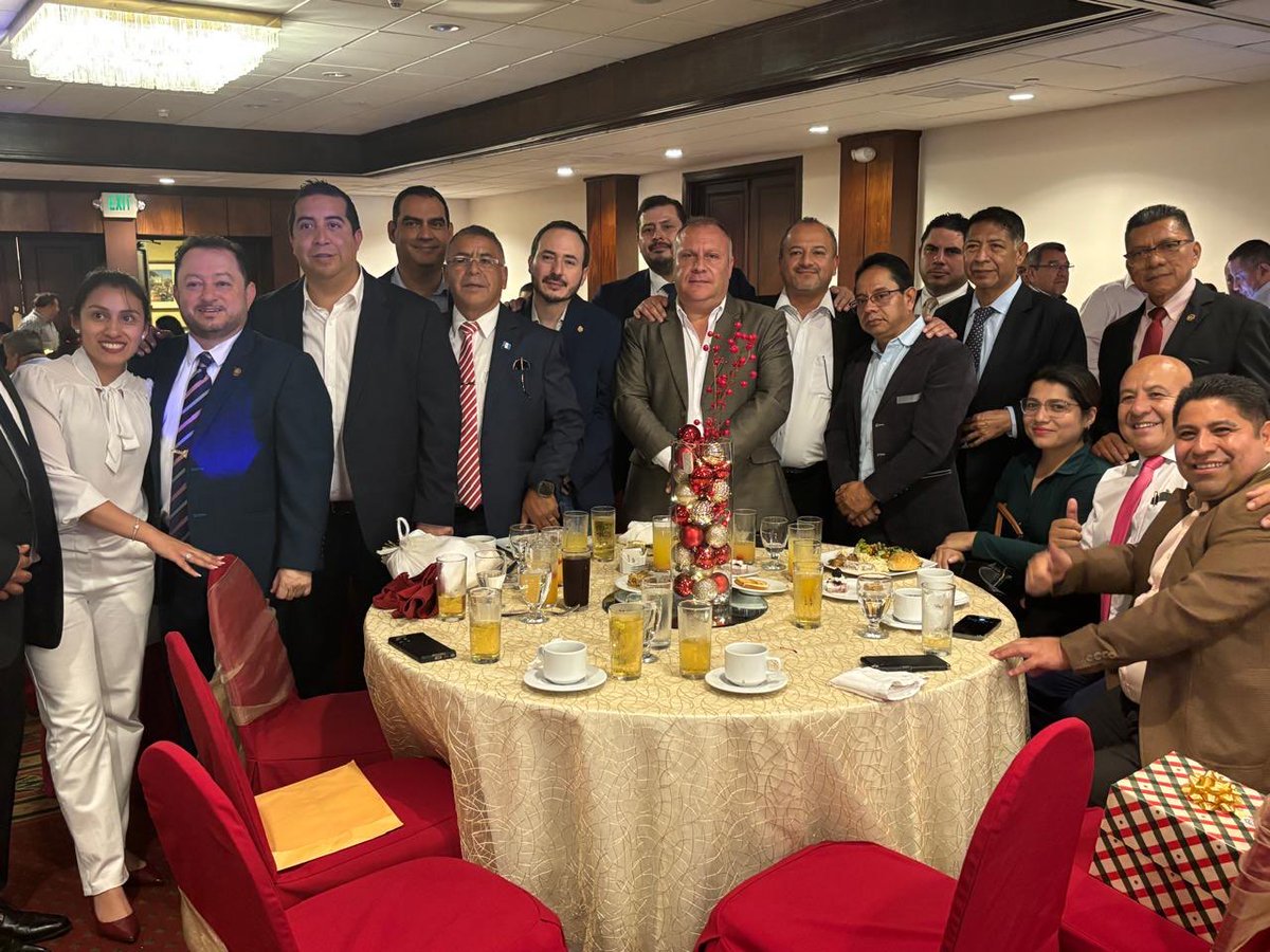 danydoggy's tweet image. Conozcanlos este es el clan Mazariegos, puros delincuentes caras de charamilas mafiosos entre jamones y prostitutas te verás medio polvo, pareciera que escogió a los mas aplastados para no verse enano pero igual el peatón de maqueta es un minúsculo ser....