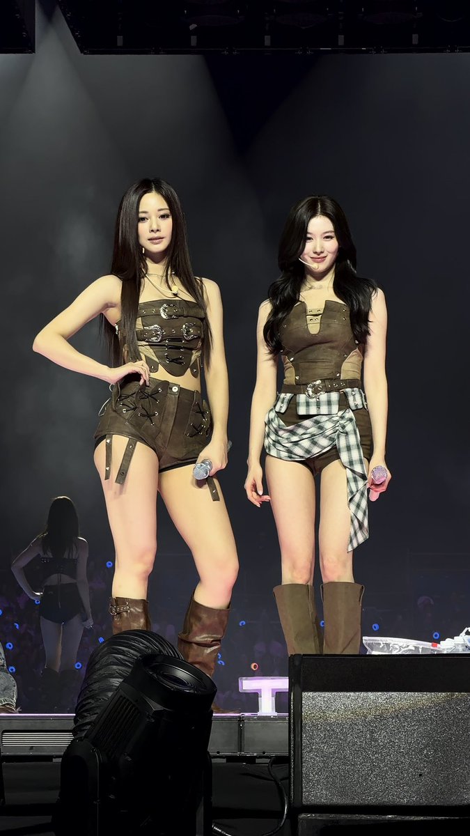 แล้วสาววายจะยุยังไง😭 #TWICE_THISISFOR_WORLD_TOUR_BANGKOK