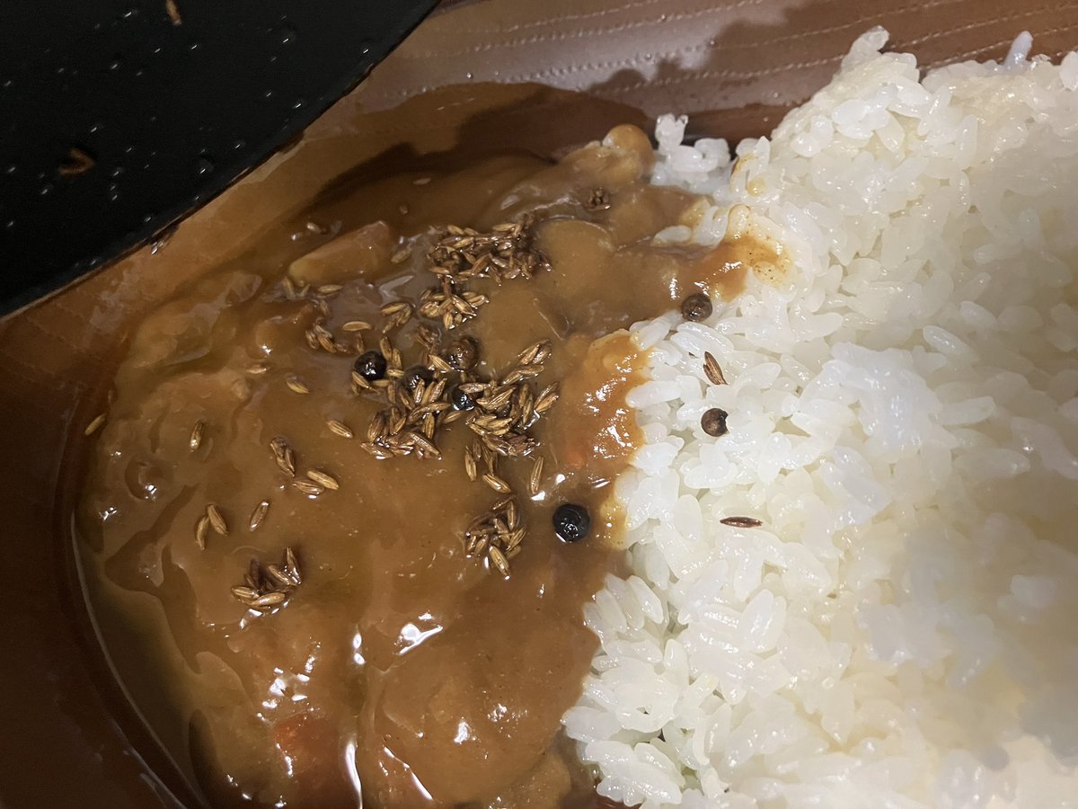 カレーを作るのが面倒くさい日は、

クミンとブラックペッパーのホールを油につっこみ、テンパリングしてインスタントカレーにかけると美味しいよ😋