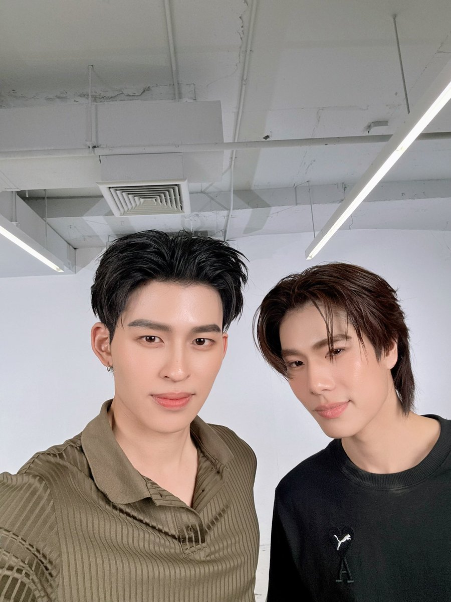 วันนี้ตอน Selfie มาแจกรูปก่อนเจอกันคืนนี้ครับ #MeAndTheeSeriesEP5