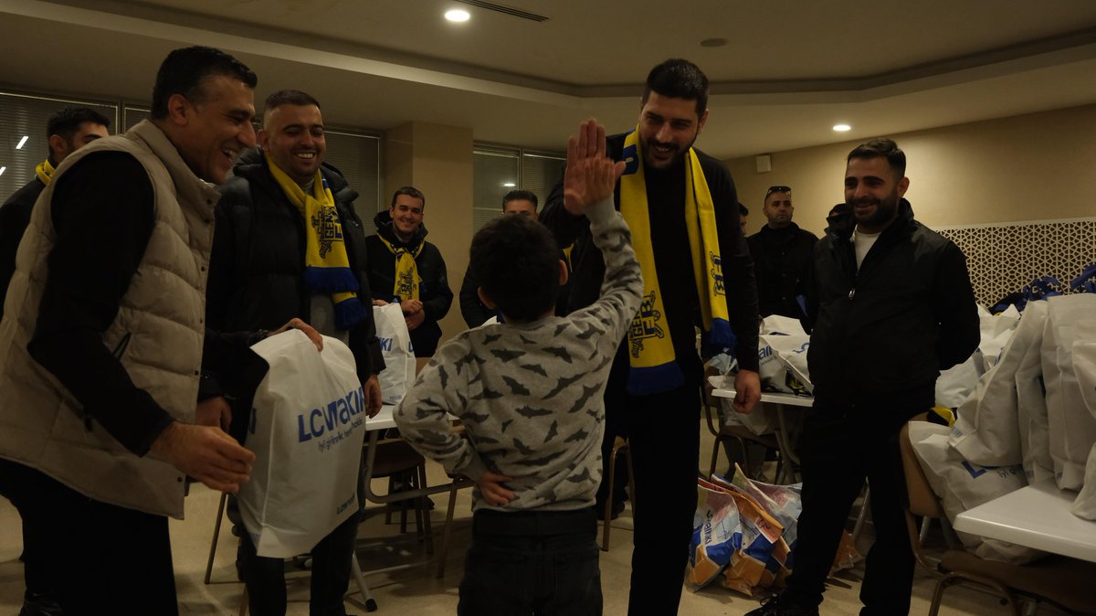 Çocuklar Gülsün, Dünya Gülsün.

Fenerbahçe sevgisini ebediyen yaşatmak için küçük kardeşlerimizin gönlüne Fenerbahçe’yi aşıladık.

Birlikte geçirdiğimiz bu güzel vakitte, kardeşlerimizin yüzlerindeki tebessüm her şeye bedeldi.

#GençFenerbahçeliler