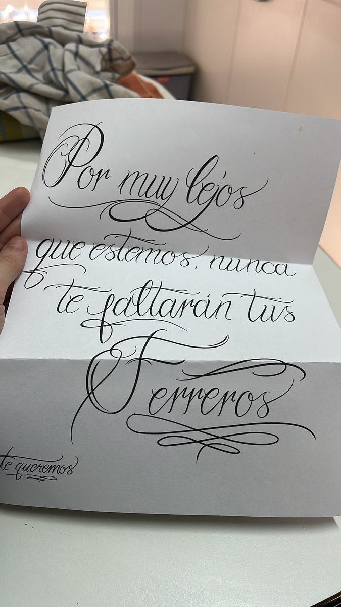 Hoy es el primer 13 de diciembre que no estoy con mi familia, pero los ferreros no han faltado encima de la mesa del desayuno. 
Gracias mamá por seguir con la tradición aún 15 años después de que el “yayo” no esté con nosotras❤️
y gracias Jon por hacerlo posible😭🖤